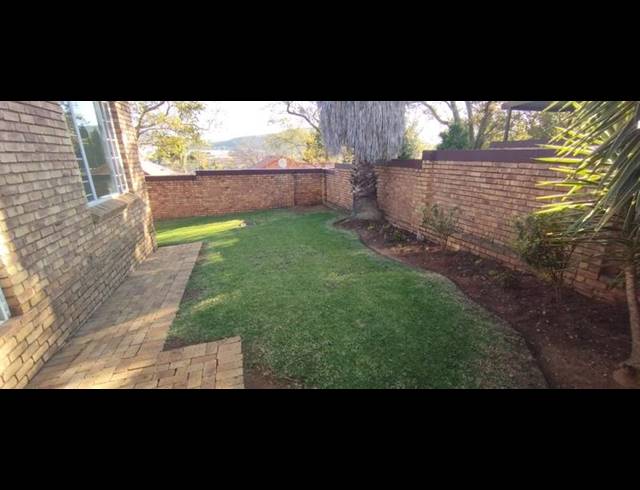 2 BEDROOM TOWNHOUSE FOR SALE IN WILGEHEUWEL